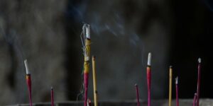 đốt nhang 2 ngắn 1 dài la điềm gì